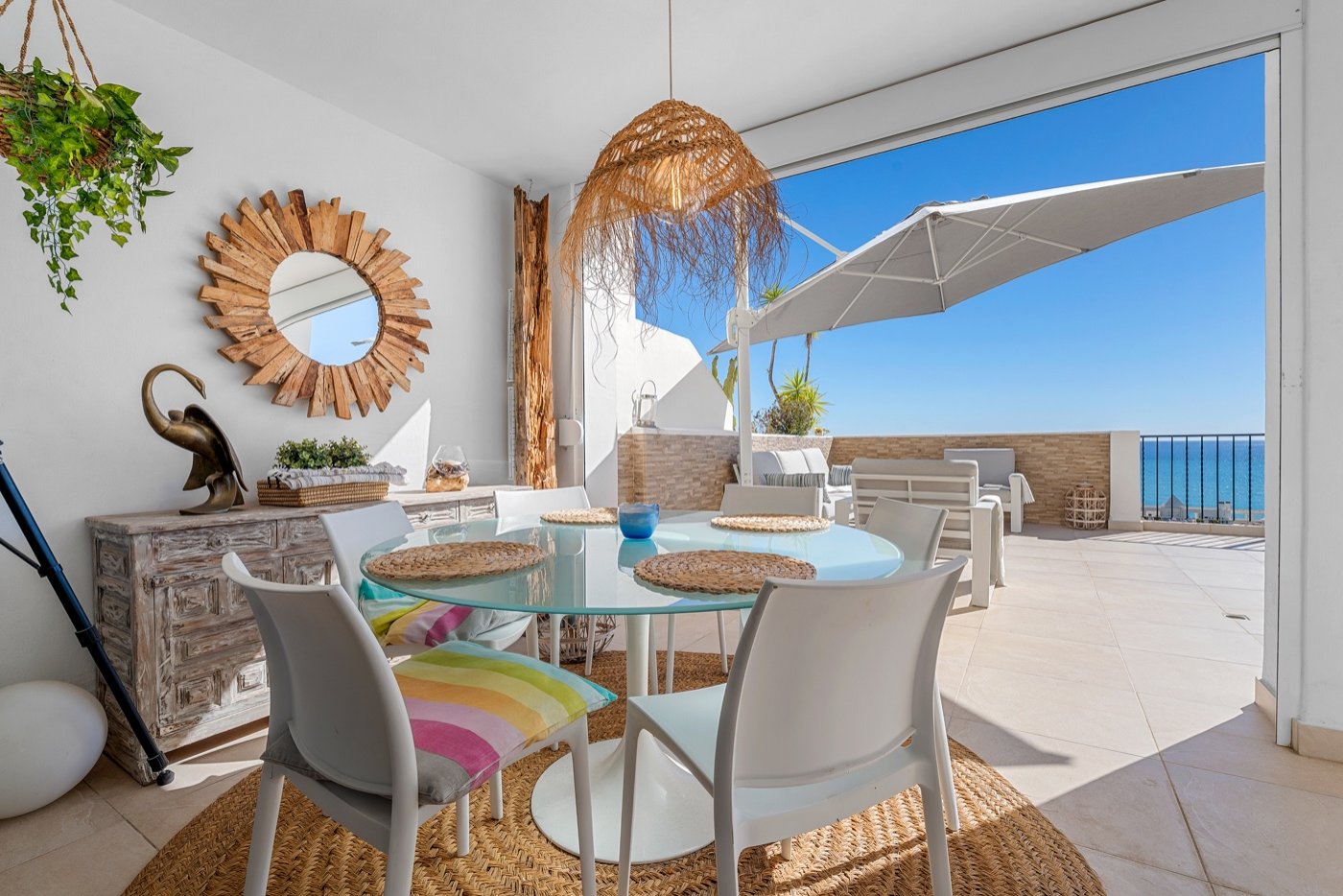 This beautifully renovated apartment is located in an excellently maintained resort with beautifully landscaped gardens and a communal swimming pool
