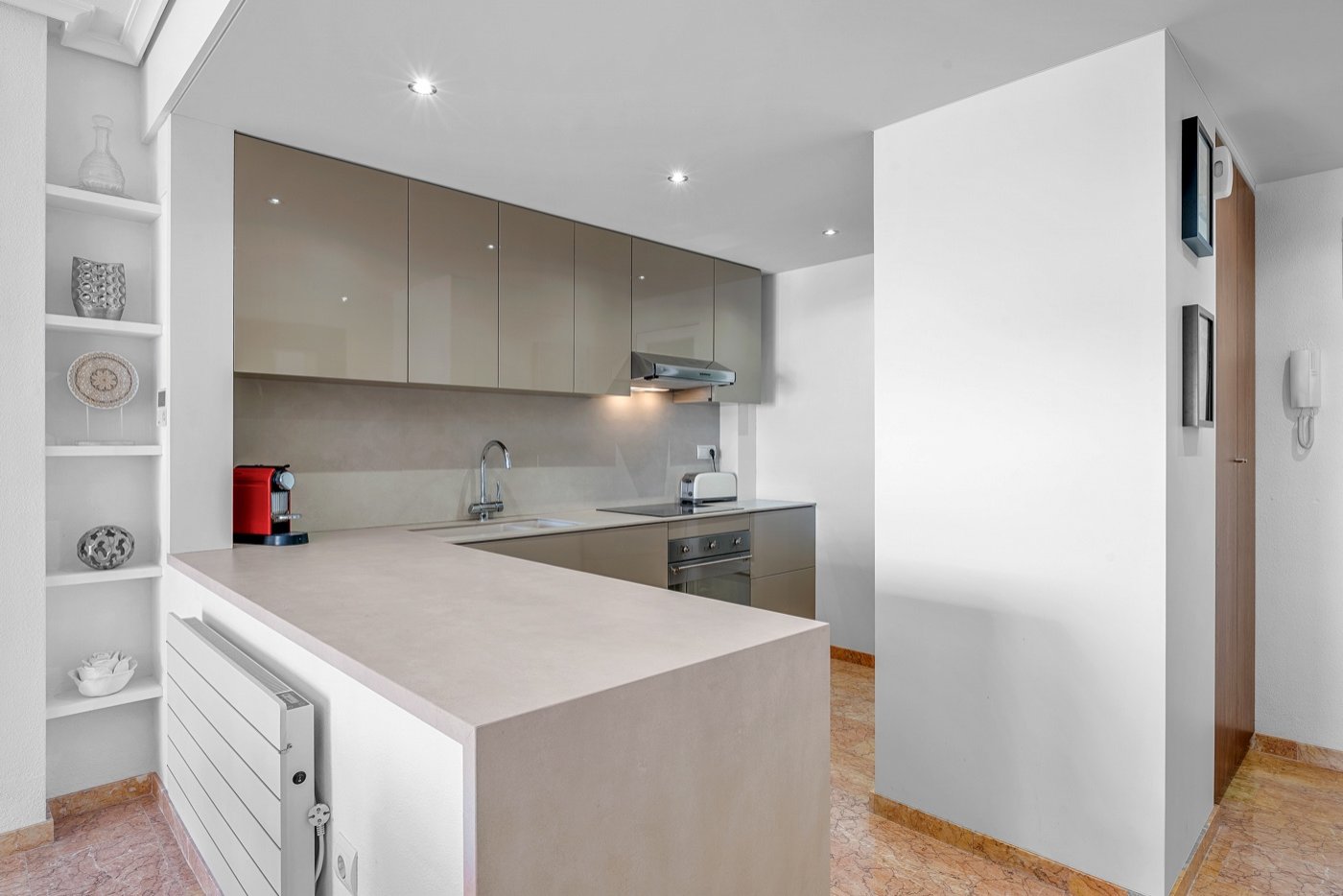 This beautifully renovated apartment is located in an excellently maintained resort with beautifully landscaped gardens and a communal swimming pool