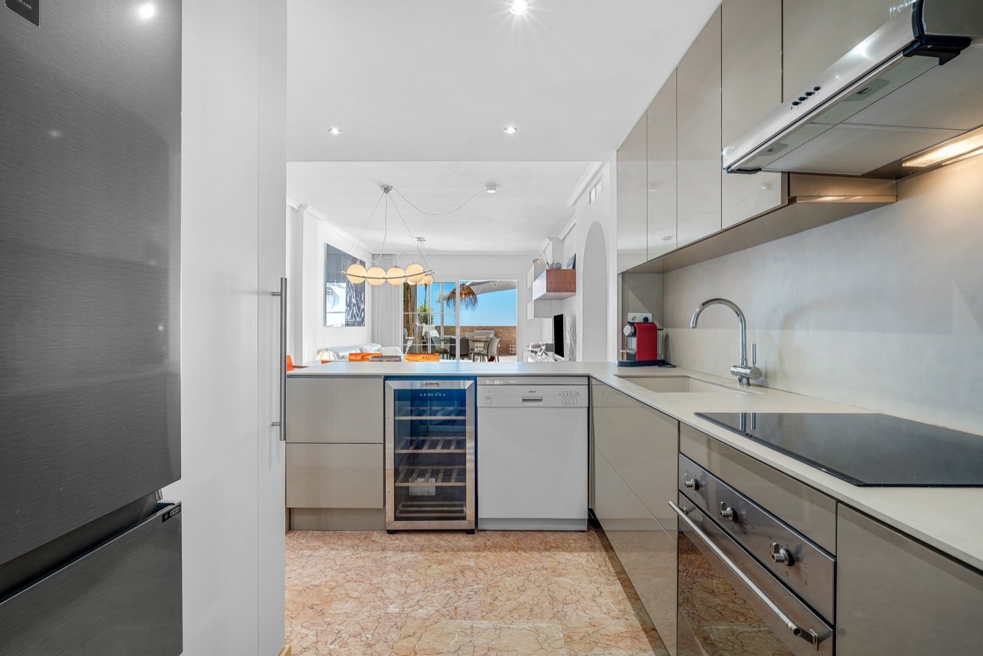 This beautifully renovated apartment is located in an excellently maintained resort with beautifully landscaped gardens and a communal swimming pool