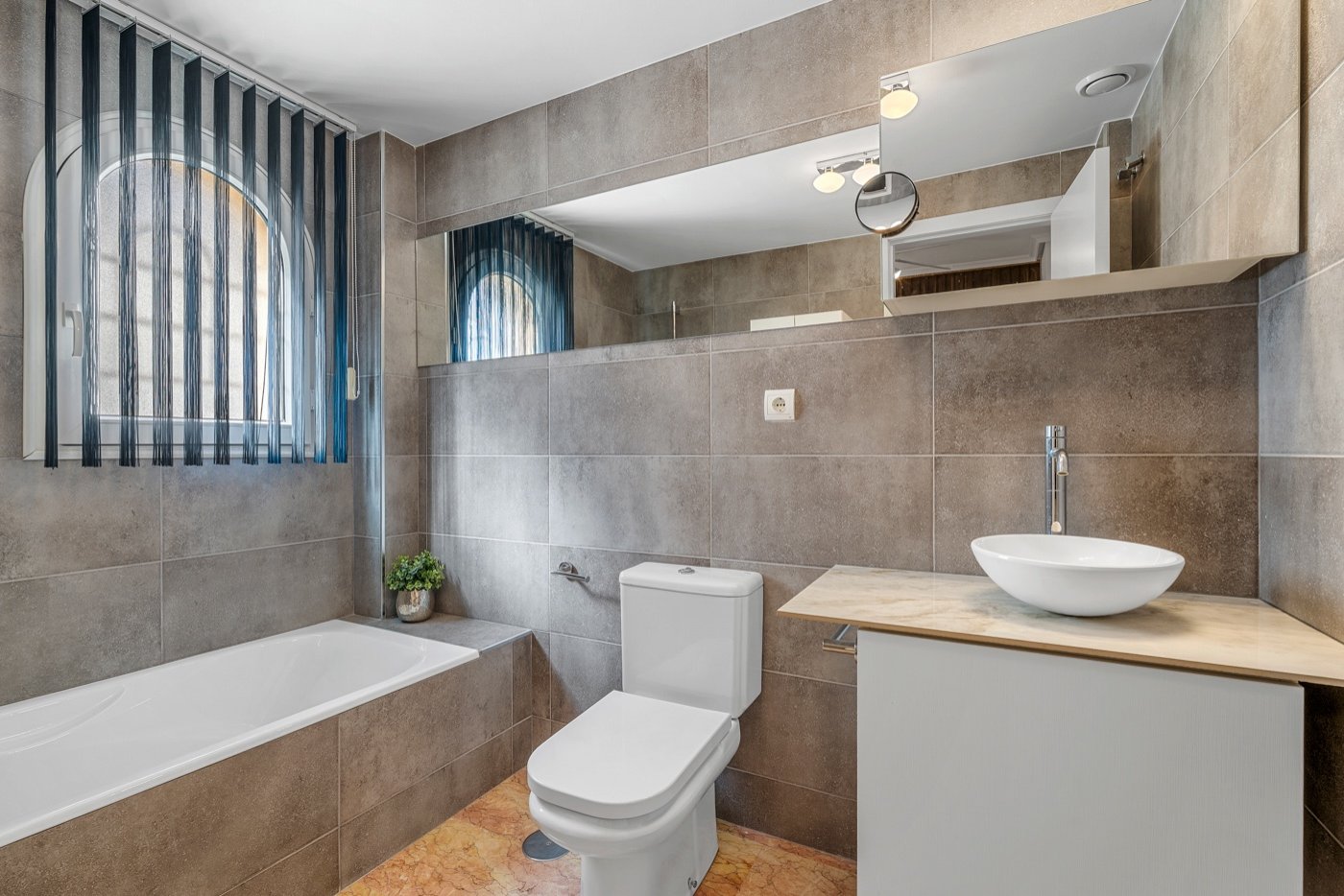 This beautifully renovated apartment is located in an excellently maintained resort with beautifully landscaped gardens and a communal swimming pool