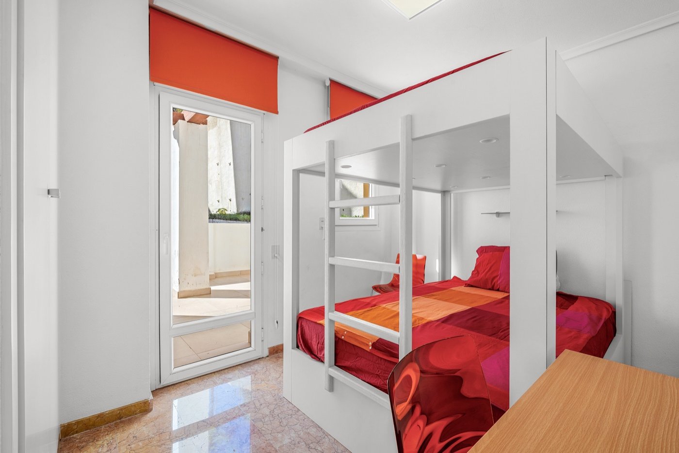 This beautifully renovated apartment is located in an excellently maintained resort with beautifully landscaped gardens and a communal swimming pool