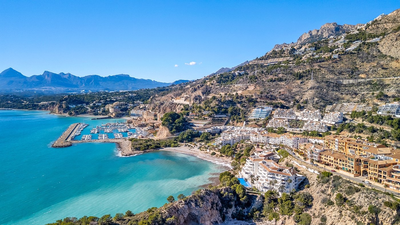 This beautifully renovated apartment is located in an excellently maintained resort with beautifully landscaped gardens and a communal swimming pool