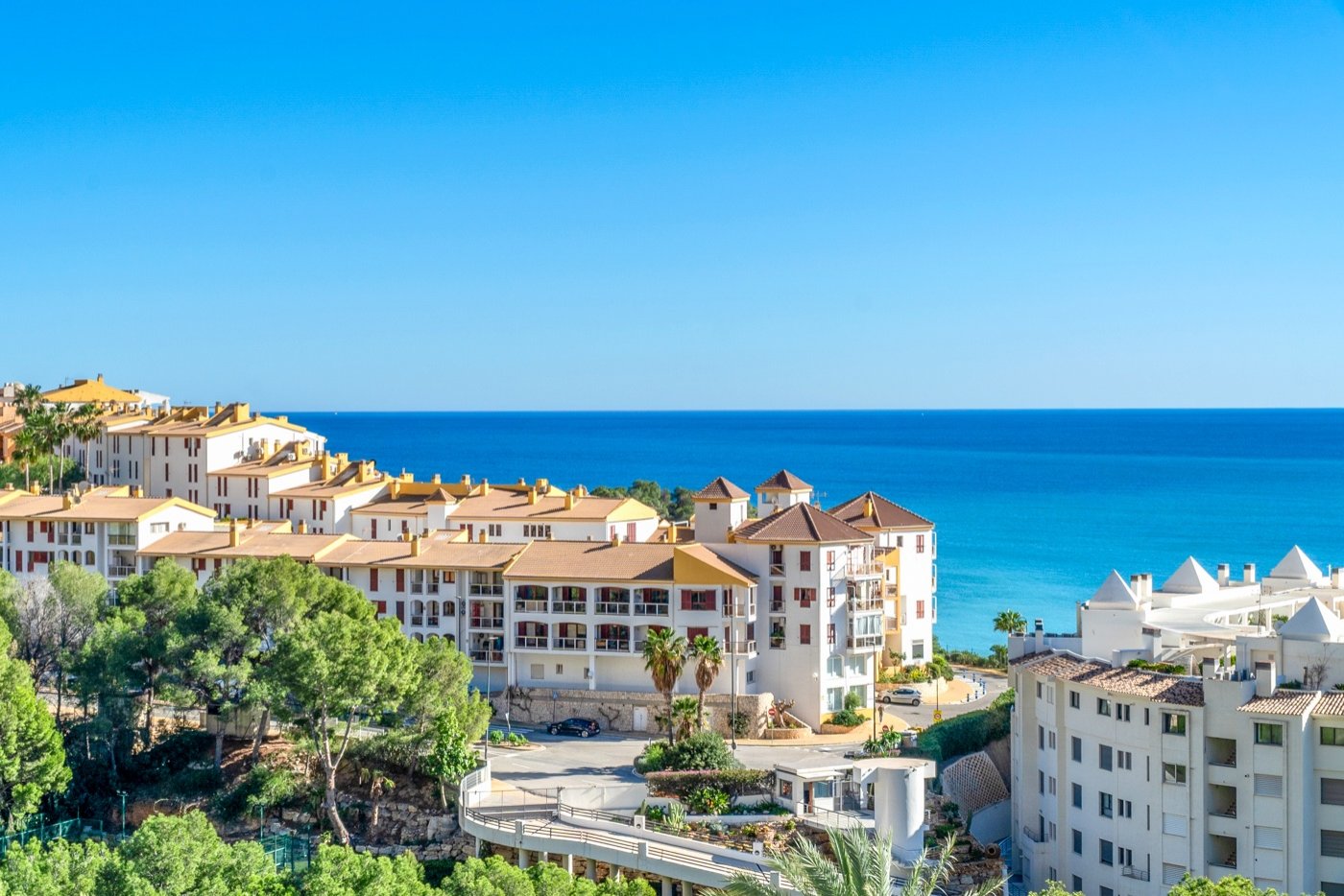 This beautifully renovated apartment is located in an excellently maintained resort with beautifully landscaped gardens and a communal swimming pool