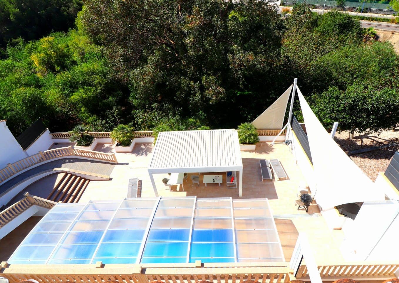   "Welcome to a three-story haven in Campoamor, just 500 meters from the sea! This spacious villa seamlessly blends luxury, comfort, and proximit