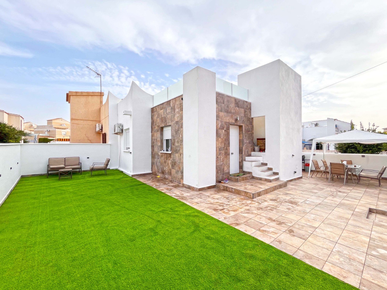  Dieses wunderschön renovierte, einstöckige Haus im Herzen von Playa Flamenca bietet die perfekte Kombination aus modernem Komfort und Außenwohnbereic