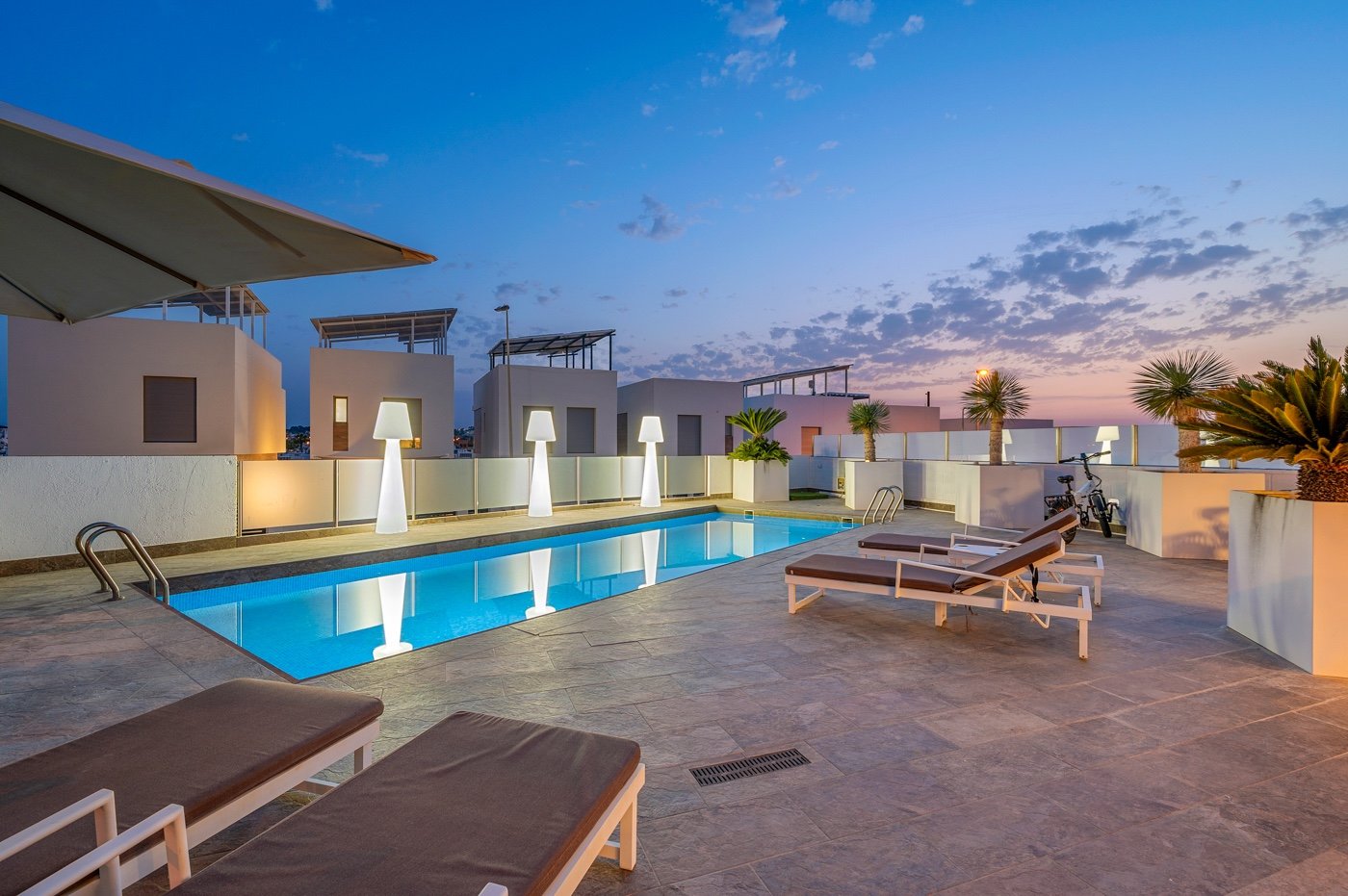  Diese moderne freistehende Villa wurde 2018 erbaut und befindet sich in Villamartín, Orihuela Costa. Mit einer bebauten Fläche von 113 m² auf einem g