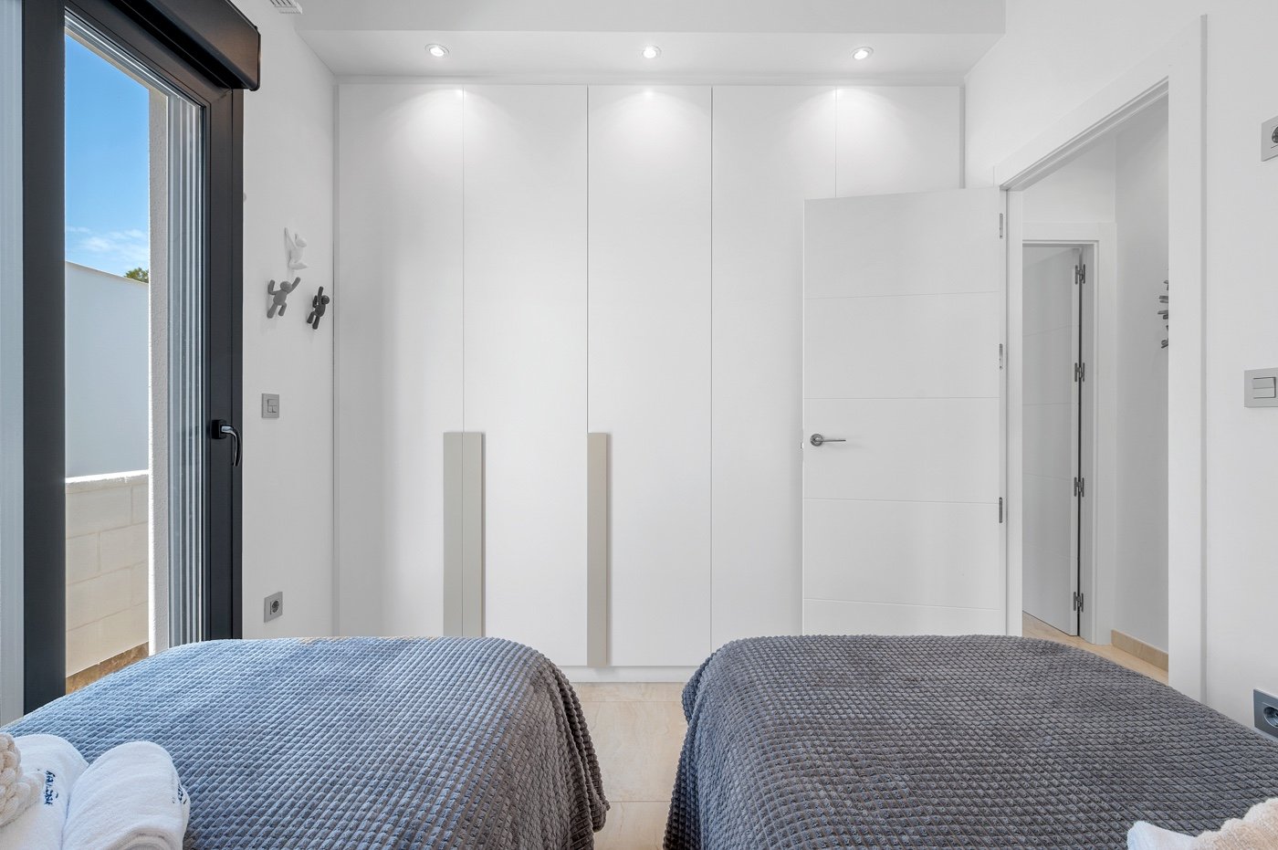  Diese moderne freistehende Villa wurde 2018 erbaut und befindet sich in Villamartín, Orihuela Costa. Mit einer bebauten Fläche von 113 m² auf einem g