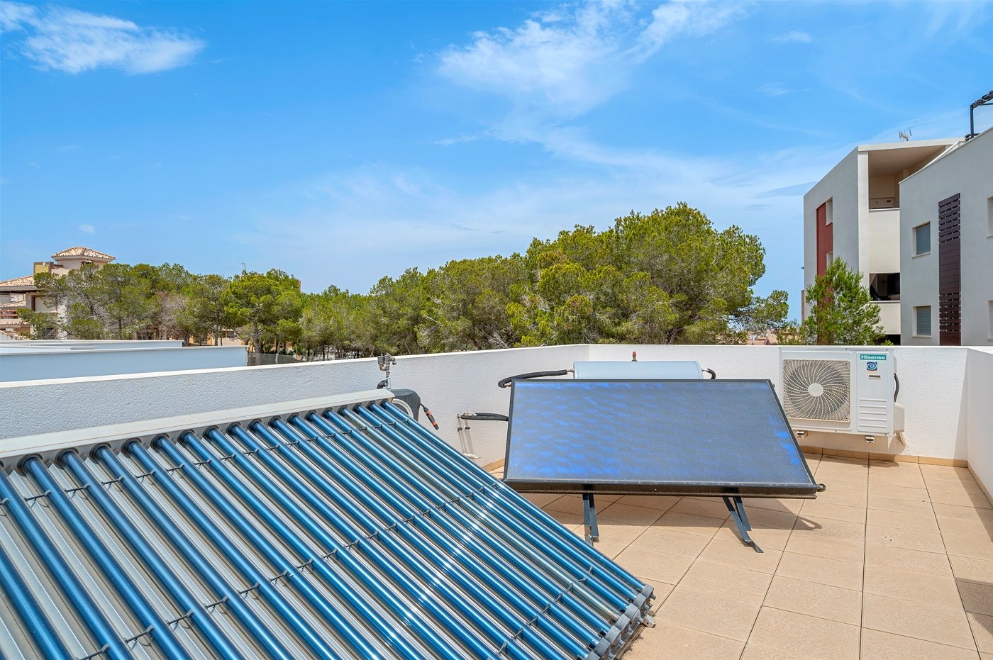 Diese moderne freistehende Villa wurde 2018 erbaut und befindet sich in Villamartín, Orihuela Costa. Mit einer bebauten Fläche von 113 m² auf einem g