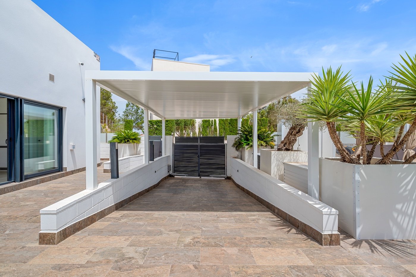 Diese moderne freistehende Villa wurde 2018 erbaut und befindet sich in Villamartín, Orihuela Costa. Mit einer bebauten Fläche von 113 m² auf einem g