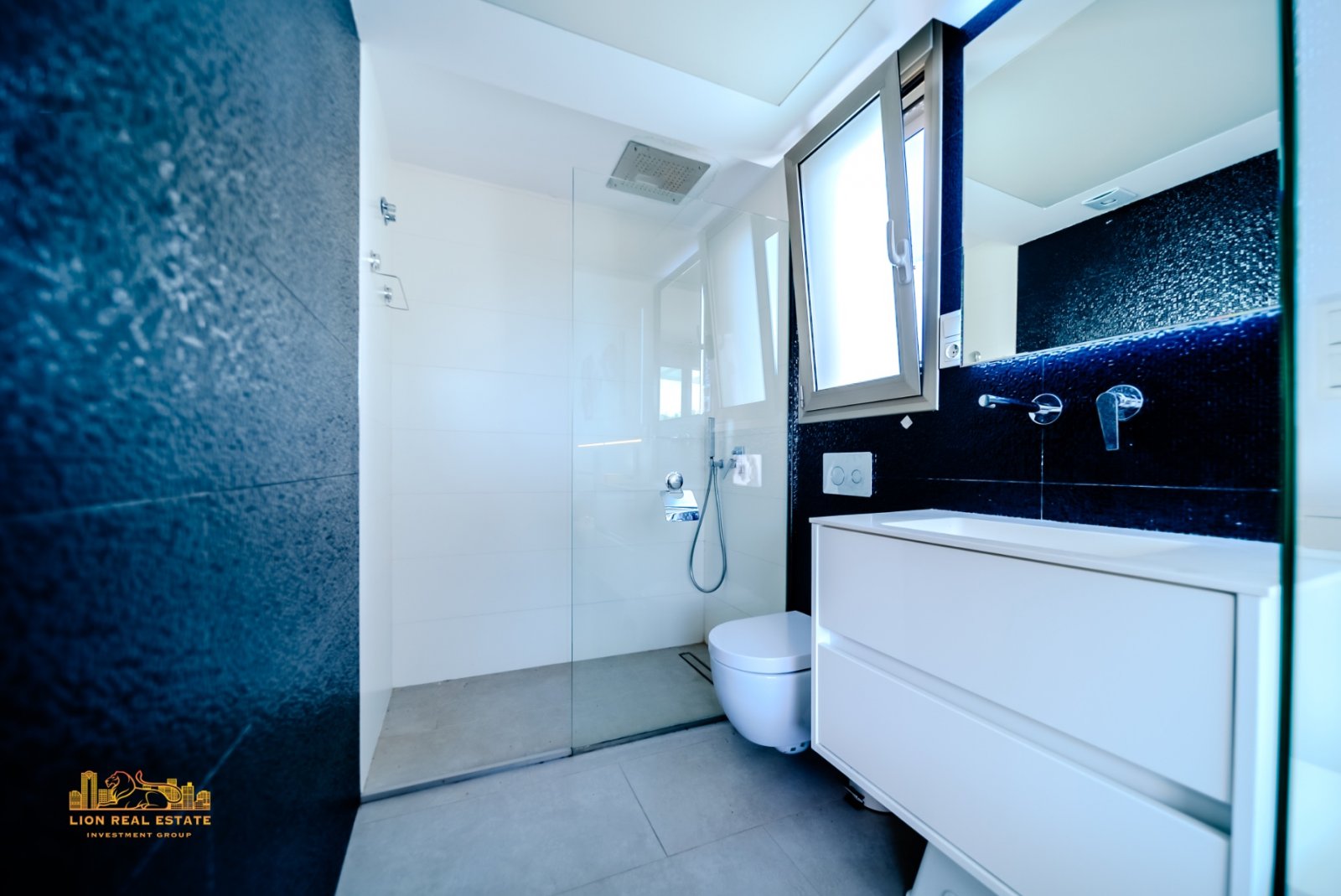   Welcome to this magnificent villa with modern design and state-of-the-art appliances, located in the sunny area of Villamartín! This stunning home i