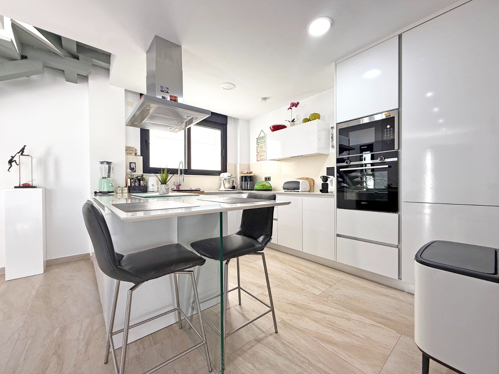 Diese moderne Villa liegt in der begehrten Gegend von Villamartin und bietet eine perfekte Kombination aus Luxus, Komfort und Funktionalität. Das Hau