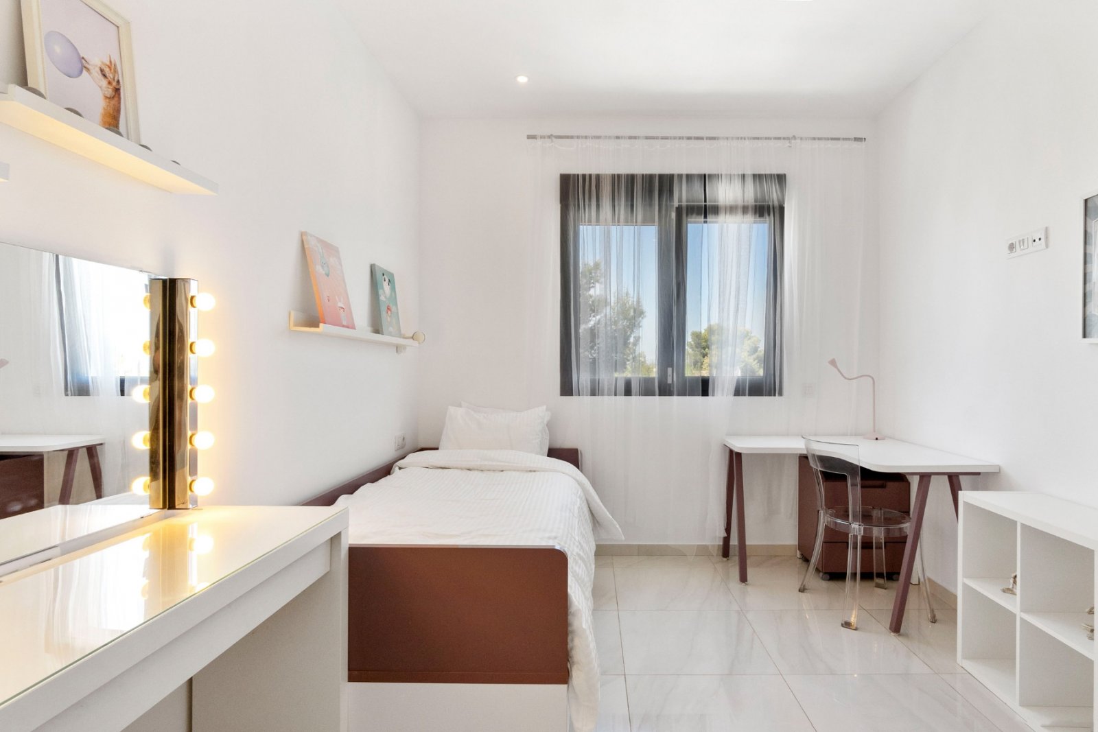 In der begehrten Gegend von Villamartín gelegen, bietet dieses wunderschön präsentierte Triplex-Haus eine außergewöhnliche Kombination aus modernem D