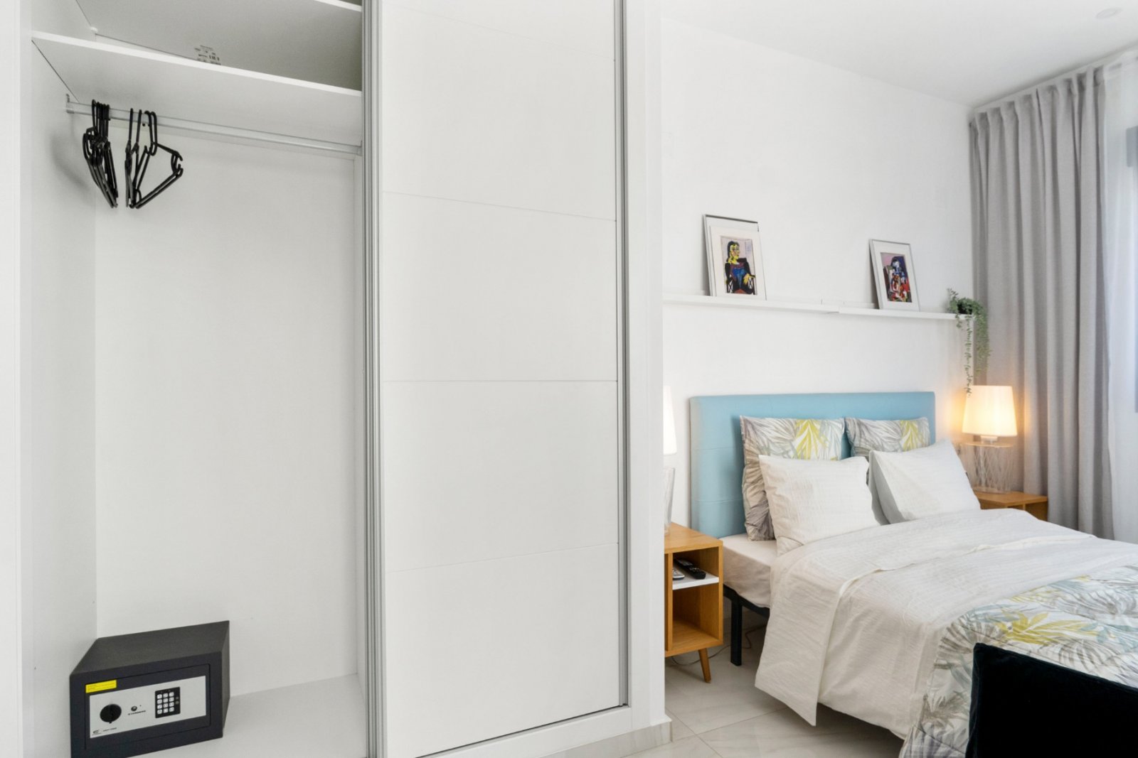 In der begehrten Gegend von Villamartín gelegen, bietet dieses wunderschön präsentierte Triplex-Haus eine außergewöhnliche Kombination aus modernem D