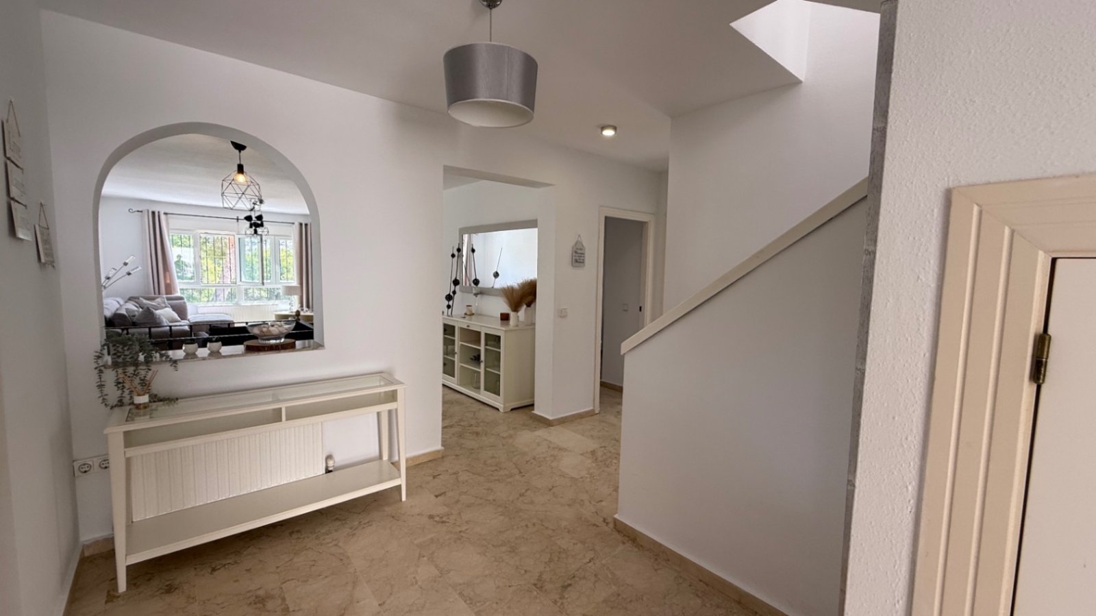 Große freistehende Villa mit 4 Schlafzimmern, 2 Bädern in erster Reihe zum Las Ramblas Golfplatz.
Diese sehr gut gepflegte Villa verfügt au