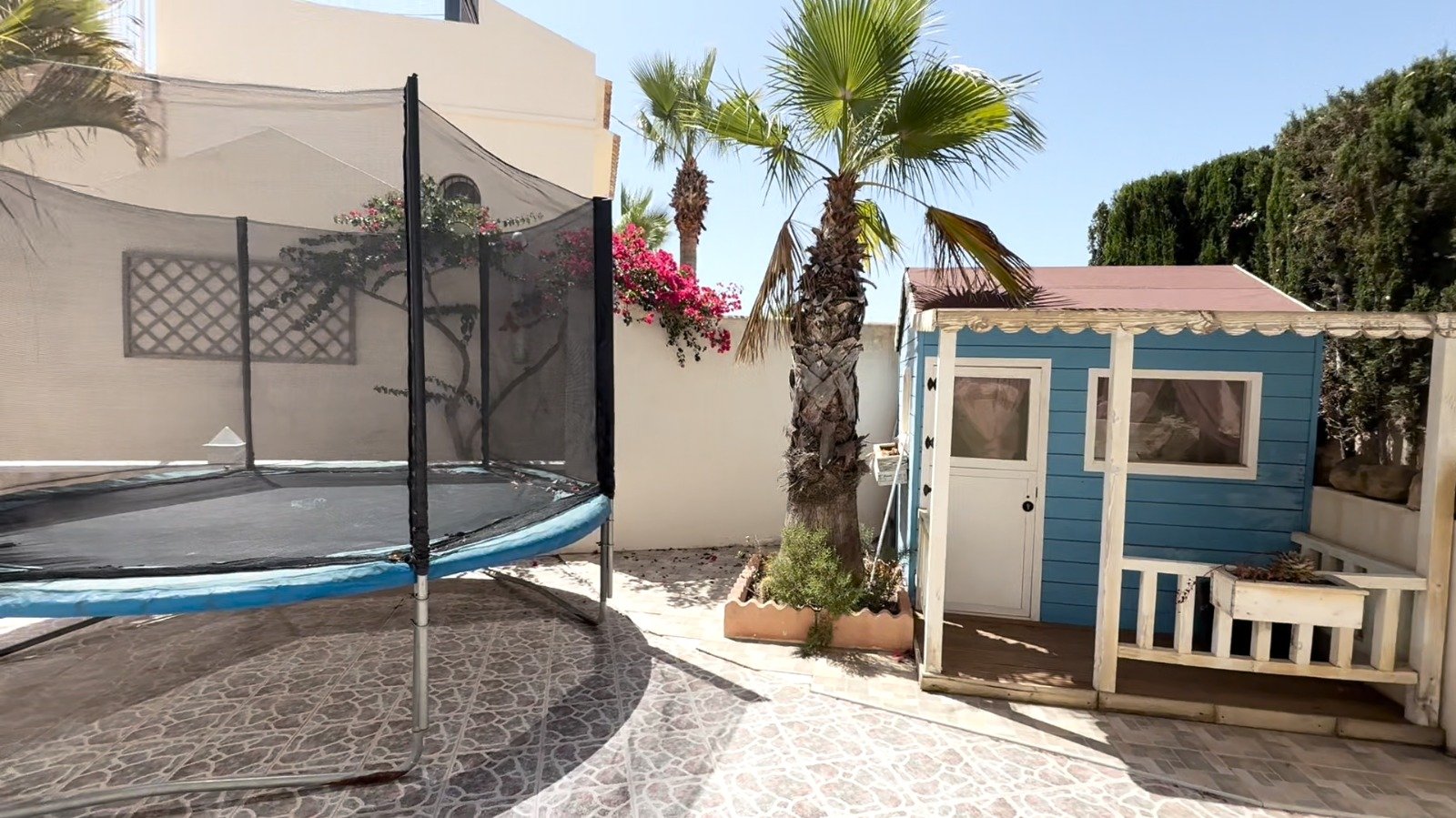 Große freistehende Villa mit 4 Schlafzimmern, 2 Bädern in erster Reihe zum Las Ramblas Golfplatz.
Diese sehr gut gepflegte Villa verfügt au