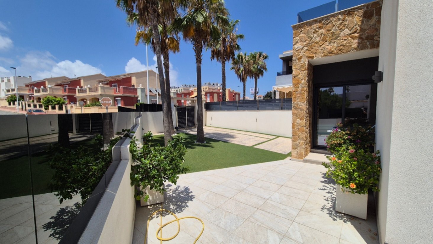 Moderne Villa mit privatem Schwimmbad und Parkplatz abseits der Straße.

Diese Immobilie besteht im Erdgeschoss aus einem