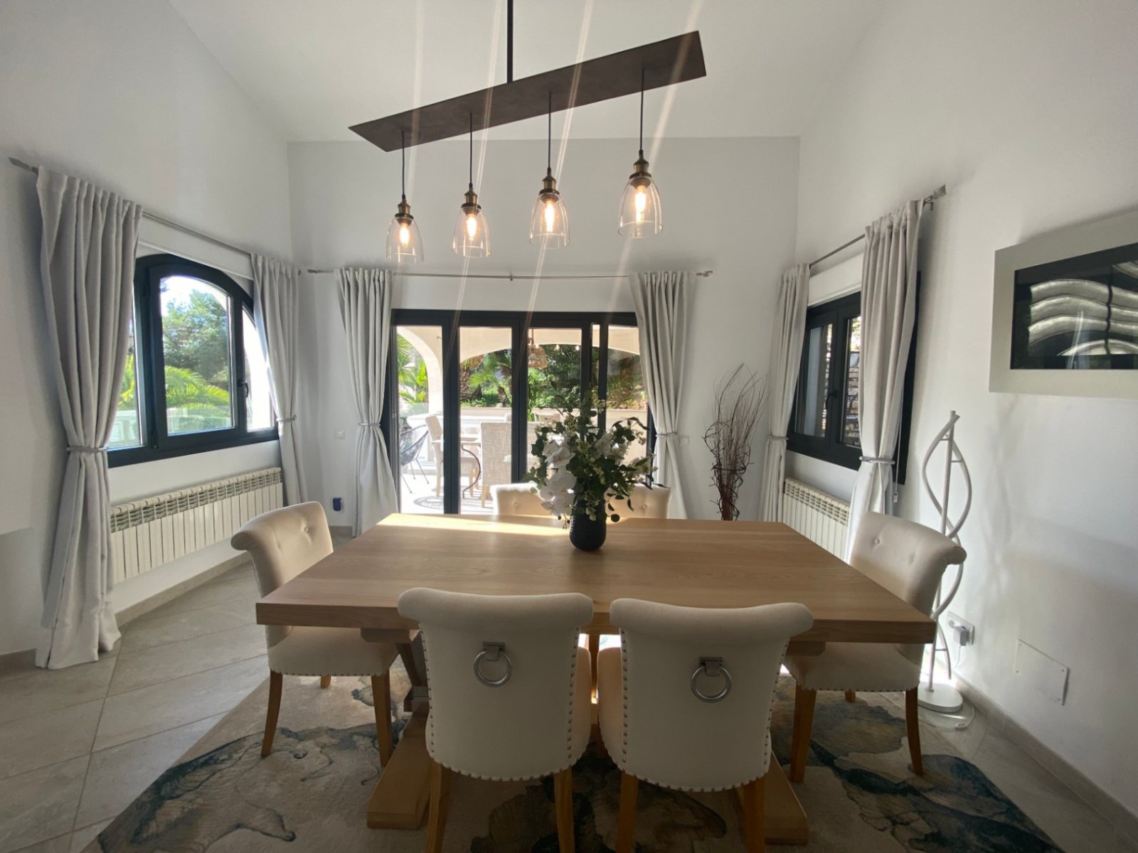 Diese charmante Villa, die 2022 vollständig renoviert wurde und über eine Lizenz für Ferienvermietungen verfügt, befindet sich auf einem großzügigen