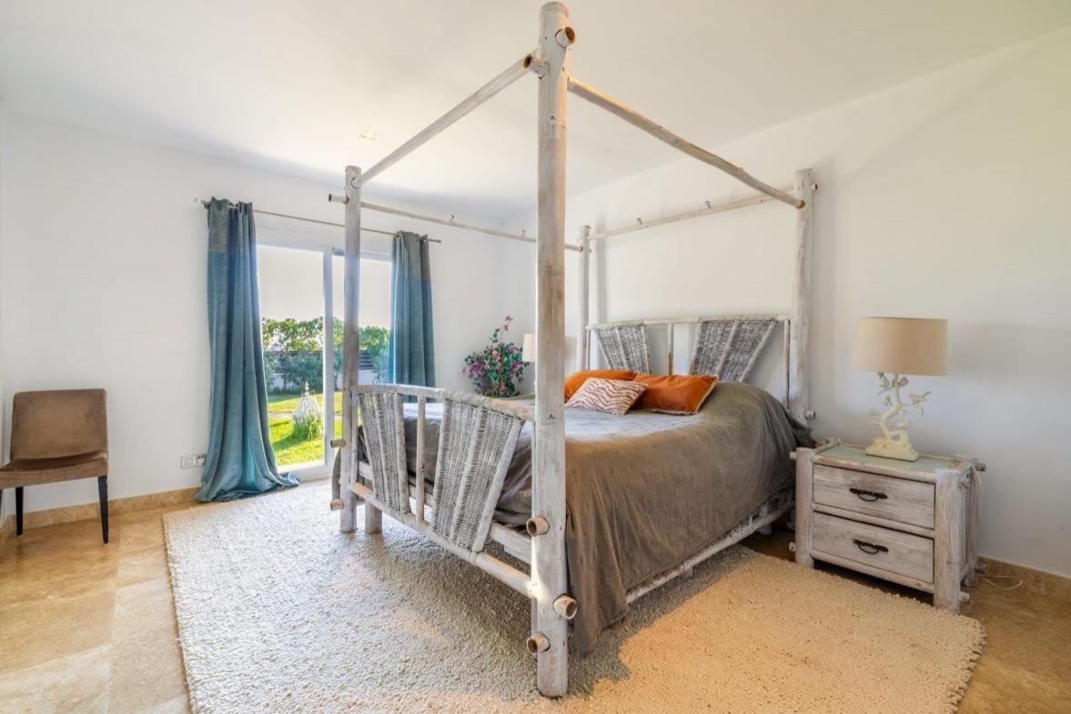 Genießen Sie ein Leben in Küstenruhe in dieser exklusiven Residenz, perfekt gelegen in zweiter Reihe zum Meer in der begehrten Enklave Sol de Mallorc