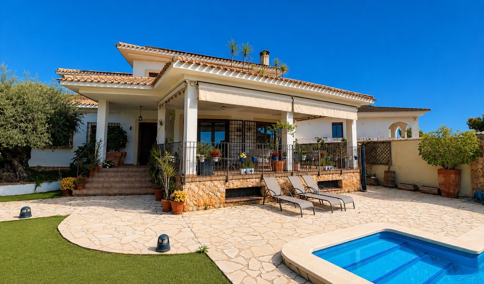 Diese außergewöhnliche Villa im mediterranen Stil befindet sich nur 800 Meter vom Meer entfernt in einer der prestigeträchtigsten Wohnlagen von Dehes
