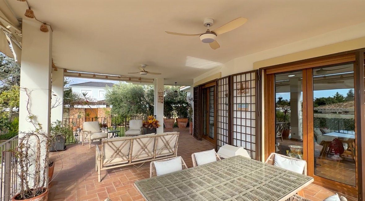 Diese außergewöhnliche Villa im mediterranen Stil befindet sich nur 800 Meter vom Meer entfernt in einer der prestigeträchtigsten Wohnlagen von Dehes
