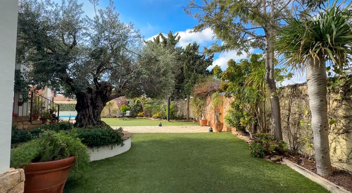 Diese außergewöhnliche Villa im mediterranen Stil befindet sich nur 800 Meter vom Meer entfernt in einer der prestigeträchtigsten Wohnlagen von Dehes