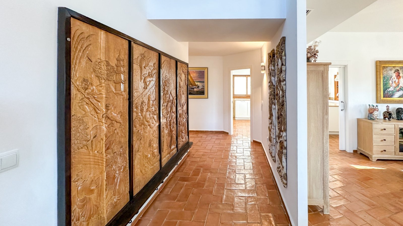 Diese außergewöhnliche Villa im mediterranen Stil befindet sich nur 800 Meter vom Meer entfernt in einer der prestigeträchtigsten Wohnlagen von Dehes