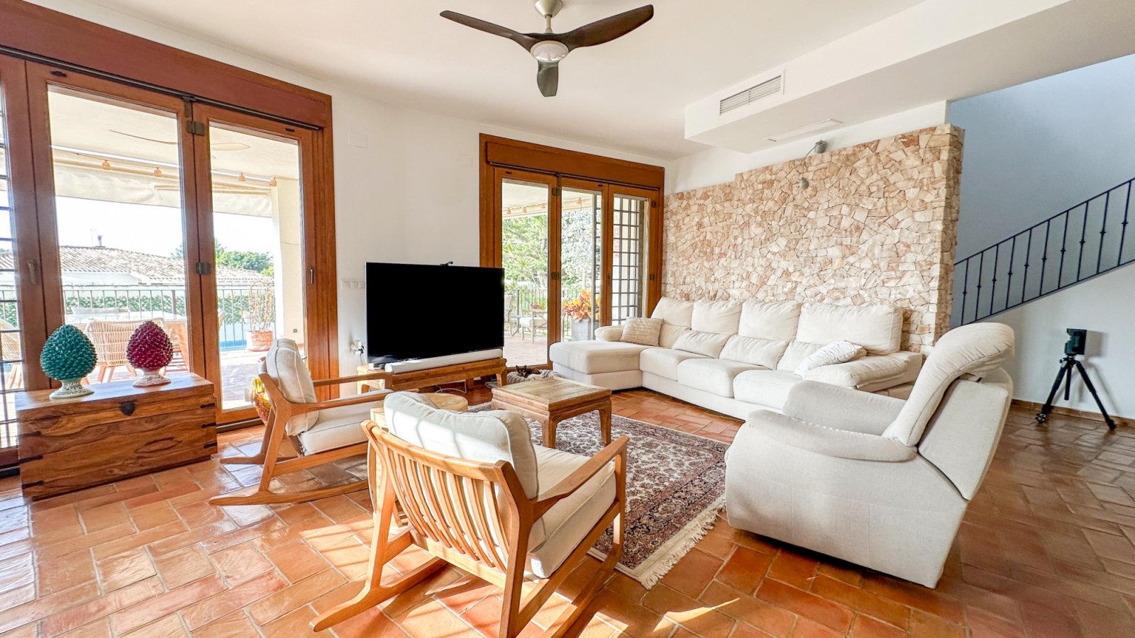 Diese außergewöhnliche Villa im mediterranen Stil befindet sich nur 800 Meter vom Meer entfernt in einer der prestigeträchtigsten Wohnlagen von Dehes