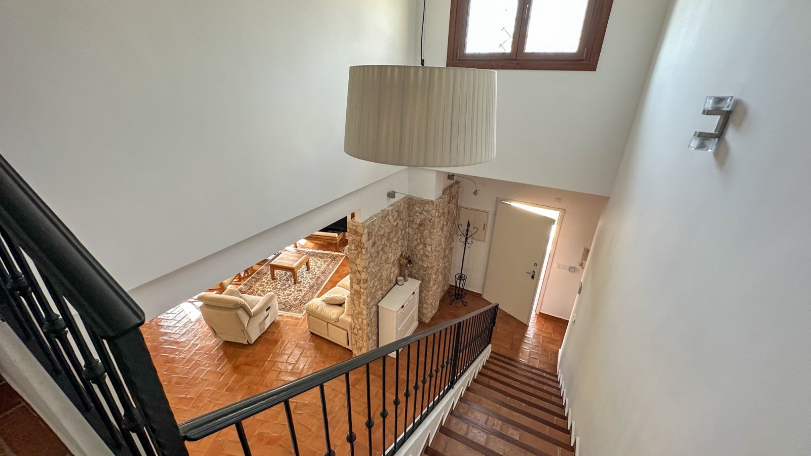 Diese außergewöhnliche Villa im mediterranen Stil befindet sich nur 800 Meter vom Meer entfernt in einer der prestigeträchtigsten Wohnlagen von Dehes