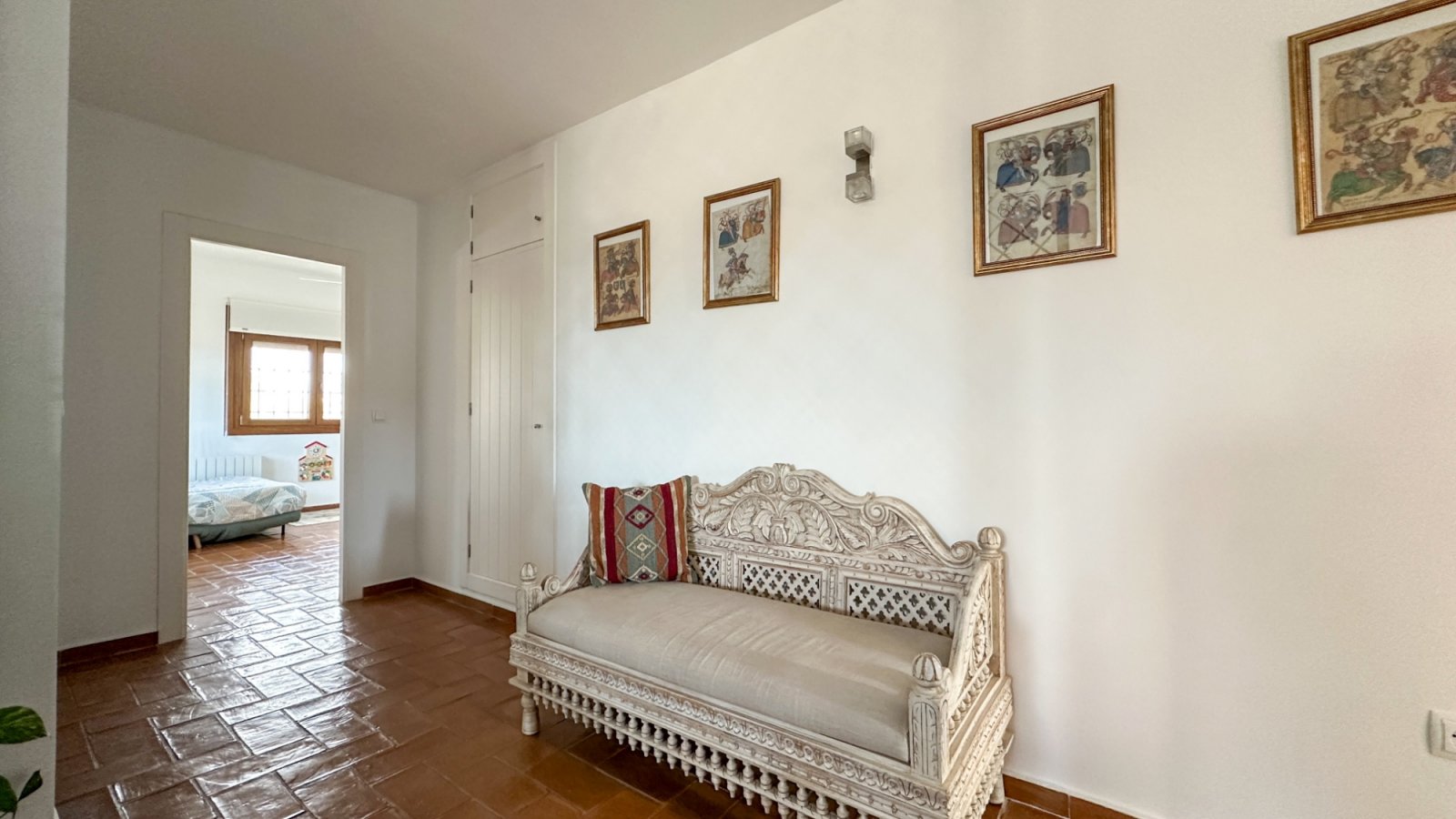 Diese außergewöhnliche Villa im mediterranen Stil befindet sich nur 800 Meter vom Meer entfernt in einer der prestigeträchtigsten Wohnlagen von Dehes