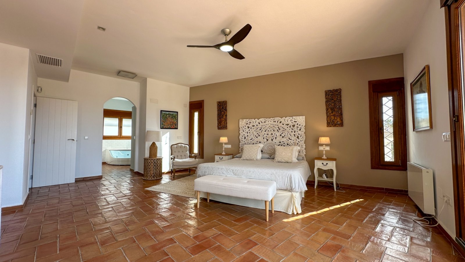 Diese außergewöhnliche Villa im mediterranen Stil befindet sich nur 800 Meter vom Meer entfernt in einer der prestigeträchtigsten Wohnlagen von Dehes