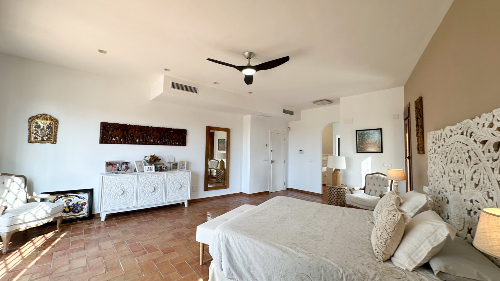 Diese außergewöhnliche Villa im mediterranen Stil befindet sich nur 800 Meter vom Meer entfernt in einer der prestigeträchtigsten Wohnlagen von Dehes