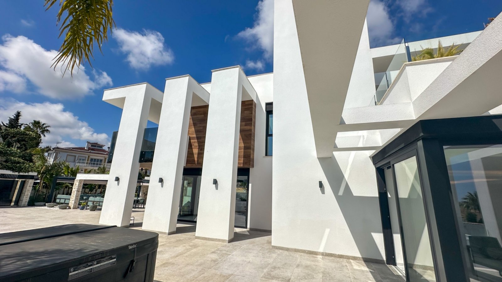 Gelegen in einer der privilegiertesten Lagen von Villamartín ist diese außergewöhnliche Designer-Villa ein Ausdruck purer Raffinesse – ein Ort, an de