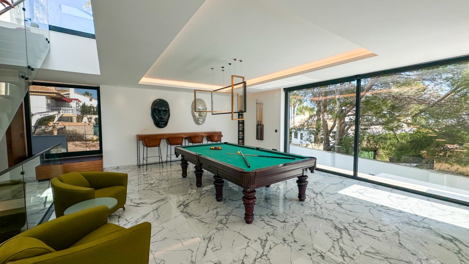 Gelegen in einer der privilegiertesten Lagen von Villamartín ist diese außergewöhnliche Designer-Villa ein Ausdruck purer Raffinesse – ein Ort, an de