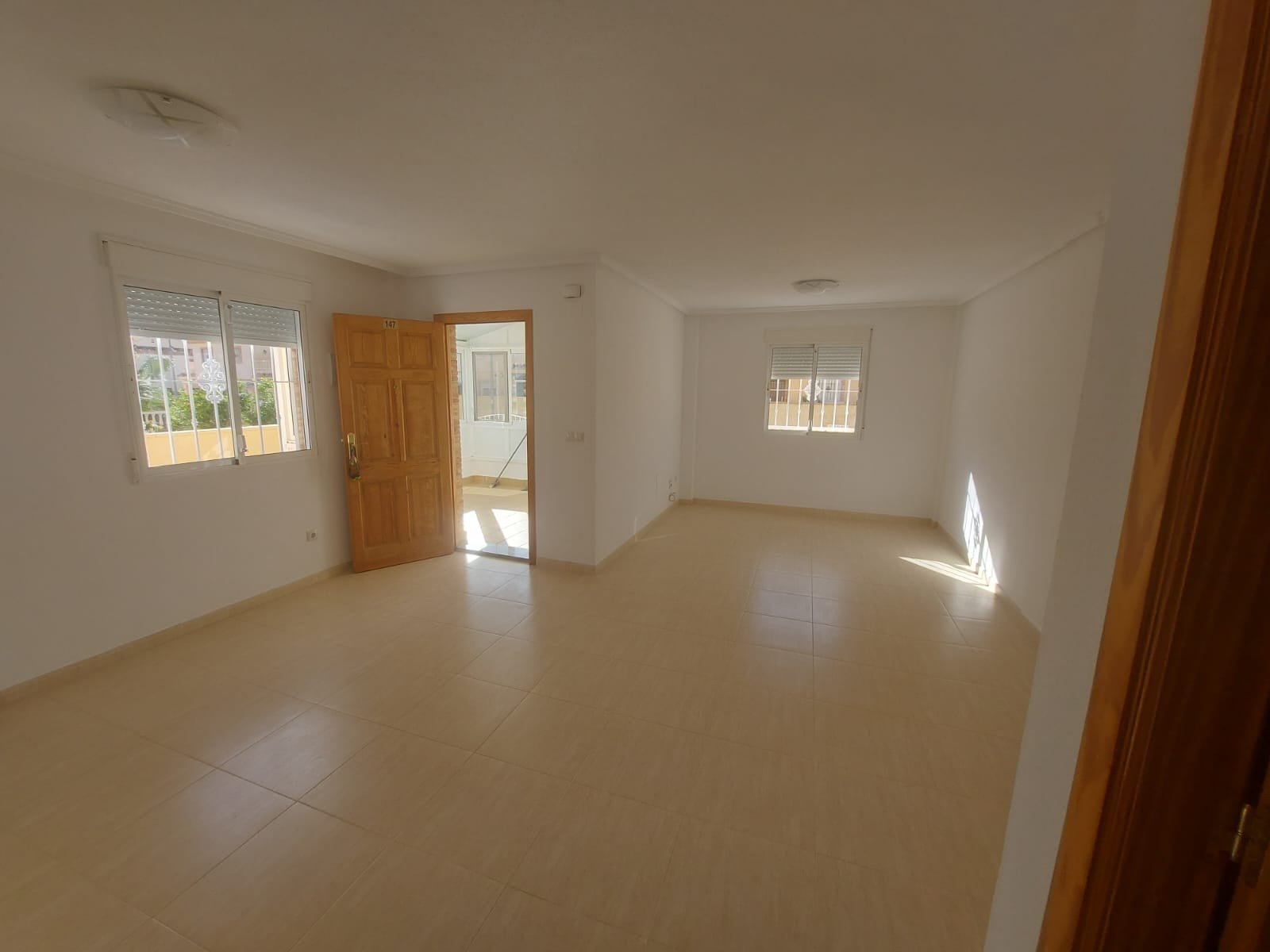 

Entdecken Sie diesen wunderschönen Bungalow auf zwei Etagen mit Dachterrasse, gelegen auf einem privaten Grundstück in d