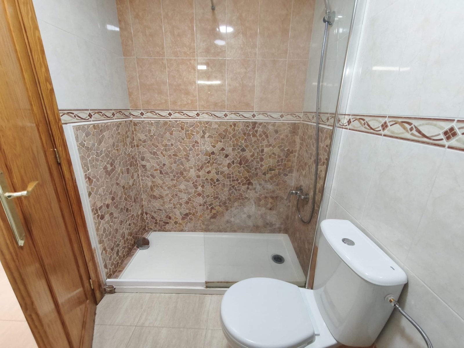 

Entdecken Sie diesen wunderschönen Bungalow auf zwei Etagen mit Dachterrasse, gelegen auf einem privaten Grundstück in d