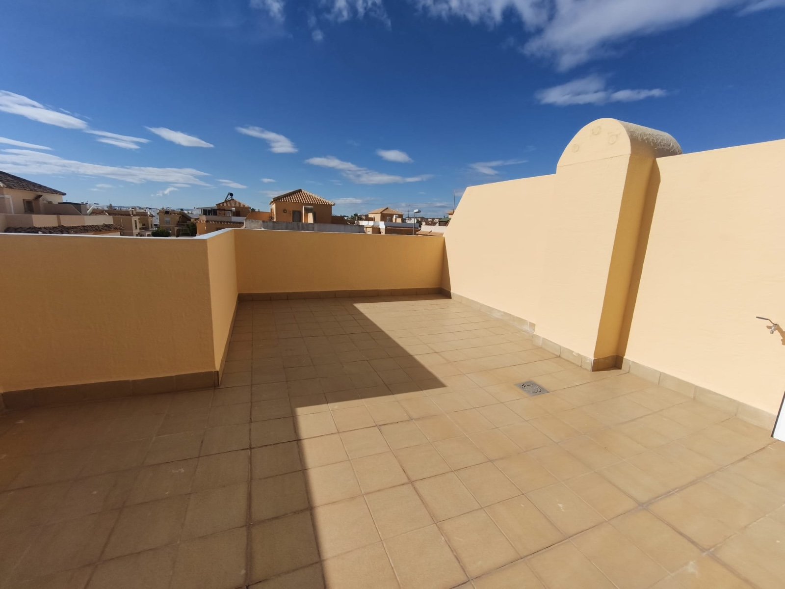 

Entdecken Sie diesen wunderschönen Bungalow auf zwei Etagen mit Dachterrasse, gelegen auf einem privaten Grundstück in d
