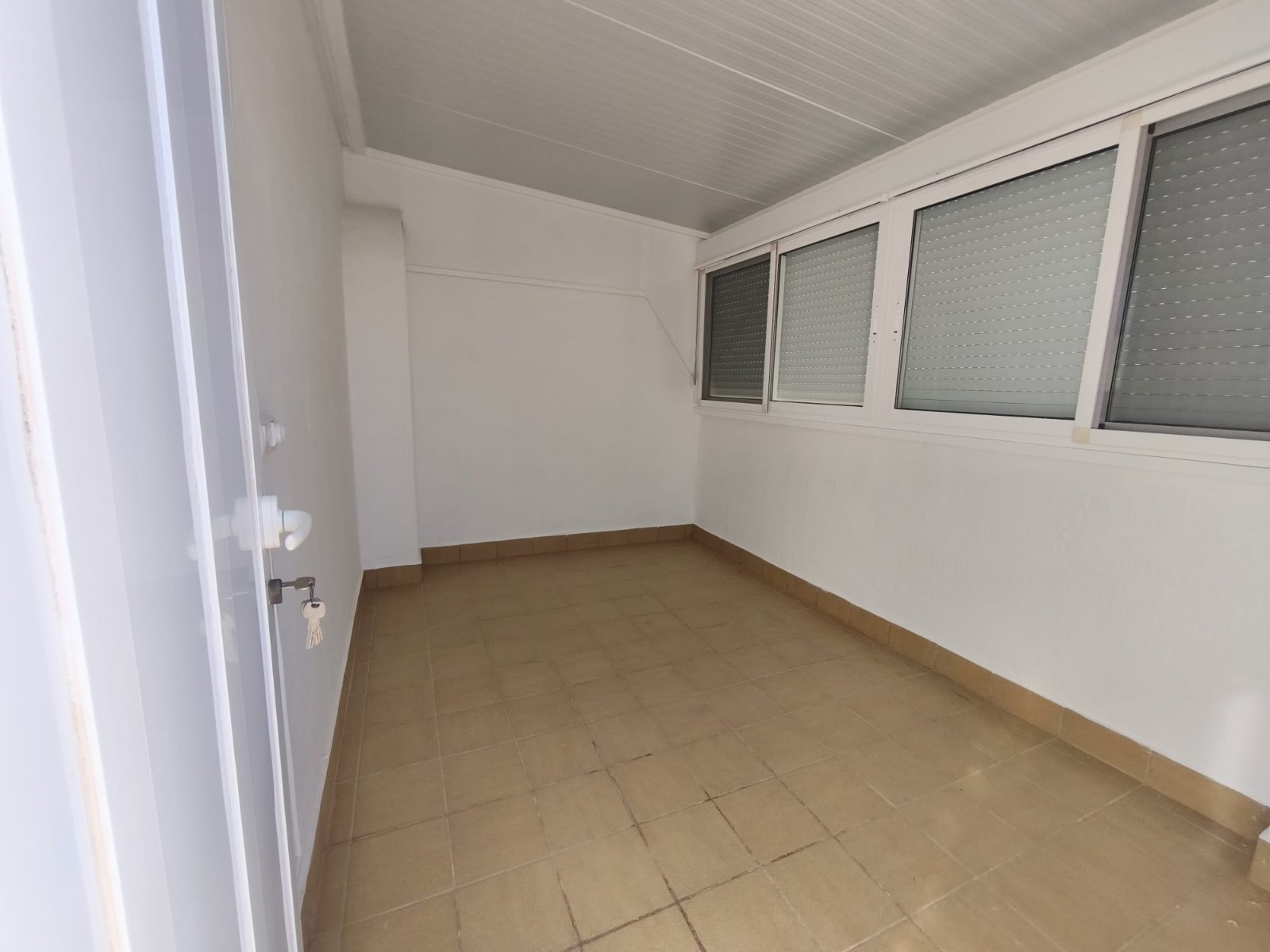 

Entdecken Sie diesen wunderschönen Bungalow auf zwei Etagen mit Dachterrasse, gelegen auf einem privaten Grundstück in d
