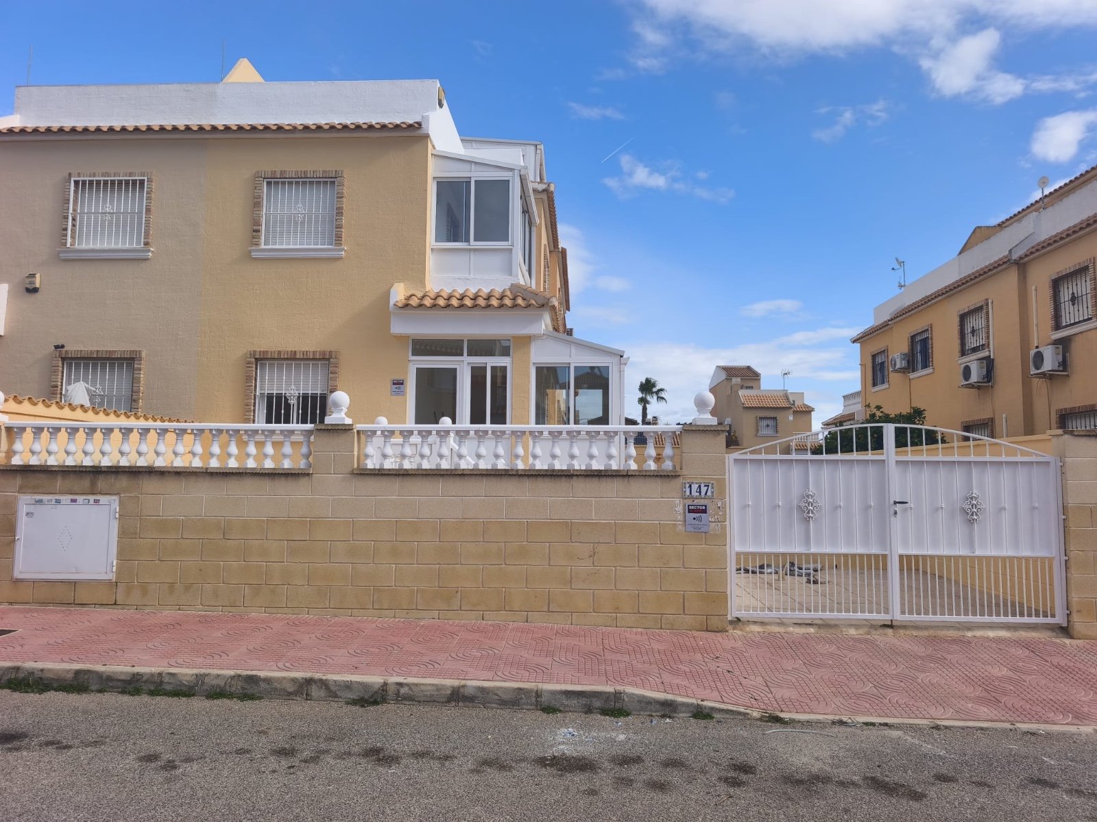 

Entdecken Sie diesen wunderschönen Bungalow auf zwei Etagen mit Dachterrasse, gelegen auf einem privaten Grundstück in d