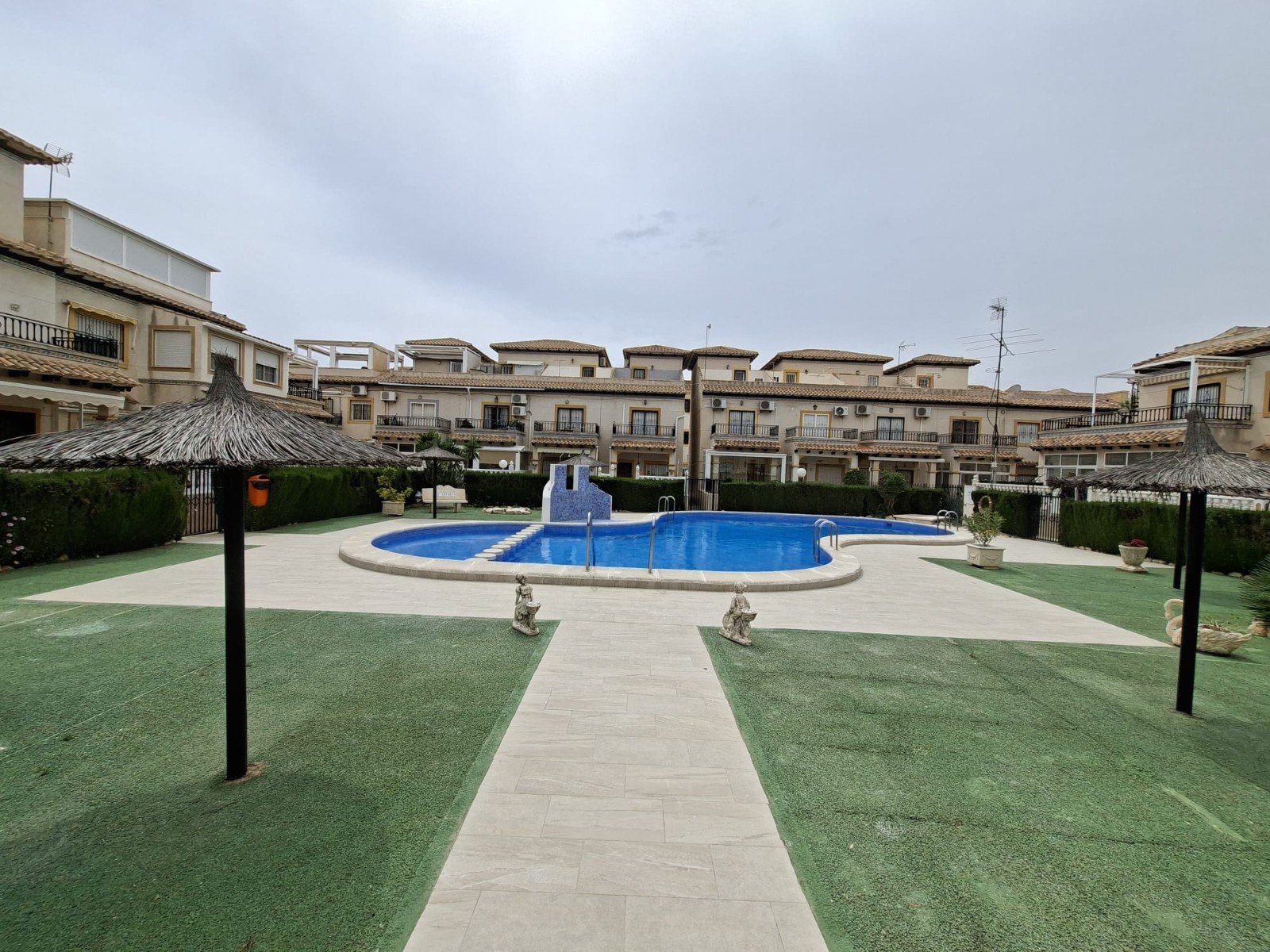  Wunderschöner Bungalow in Orihuela Costa,
geprägt von Urlaubsflair und der Nähe zu Stränden mit Blauer Flagge.
Die Anlage bietet 