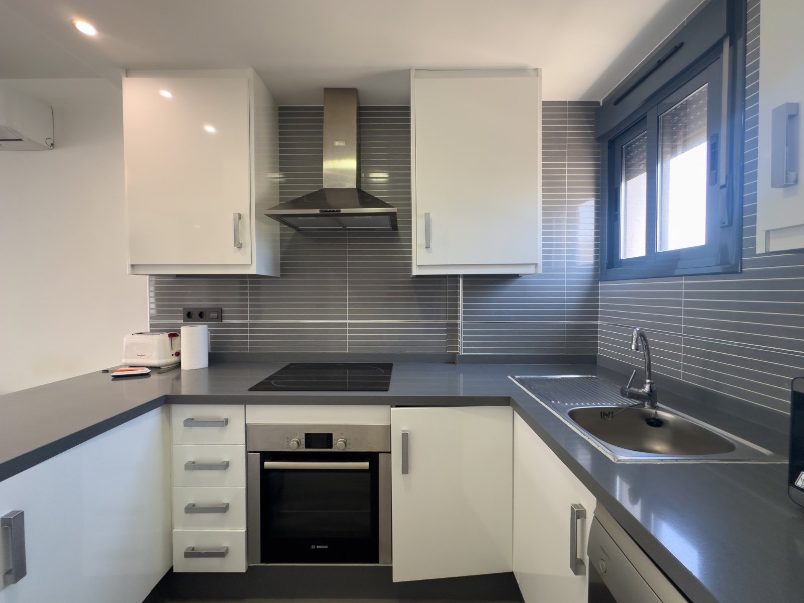 Dieser stilvolle Bungalow im Obergeschoss in der begehrten Wohnanlage Oasis Beach La Zenia bietet die perfekte Kombination aus Komfort, Lage und medi