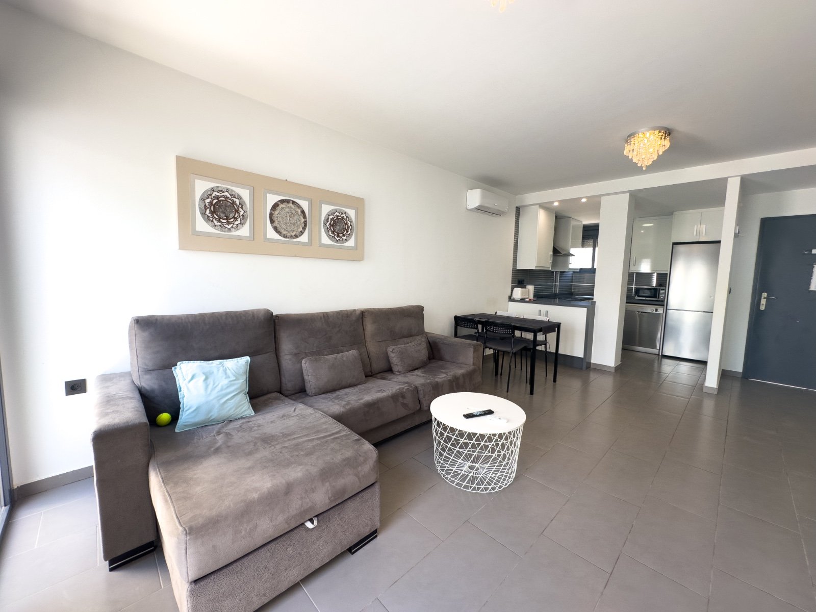 Dieser stilvolle Bungalow im Obergeschoss in der begehrten Wohnanlage Oasis Beach La Zenia bietet die perfekte Kombination aus Komfort, Lage und medi