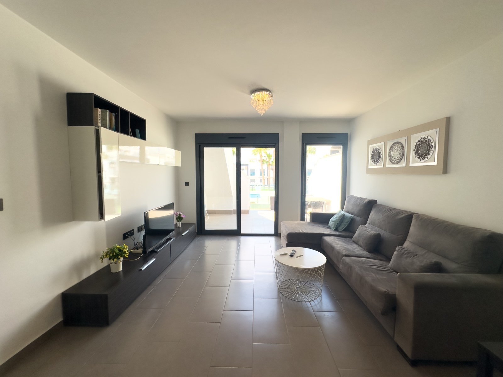 Dieser stilvolle Bungalow im Obergeschoss in der begehrten Wohnanlage Oasis Beach La Zenia bietet die perfekte Kombination aus Komfort, Lage und medi