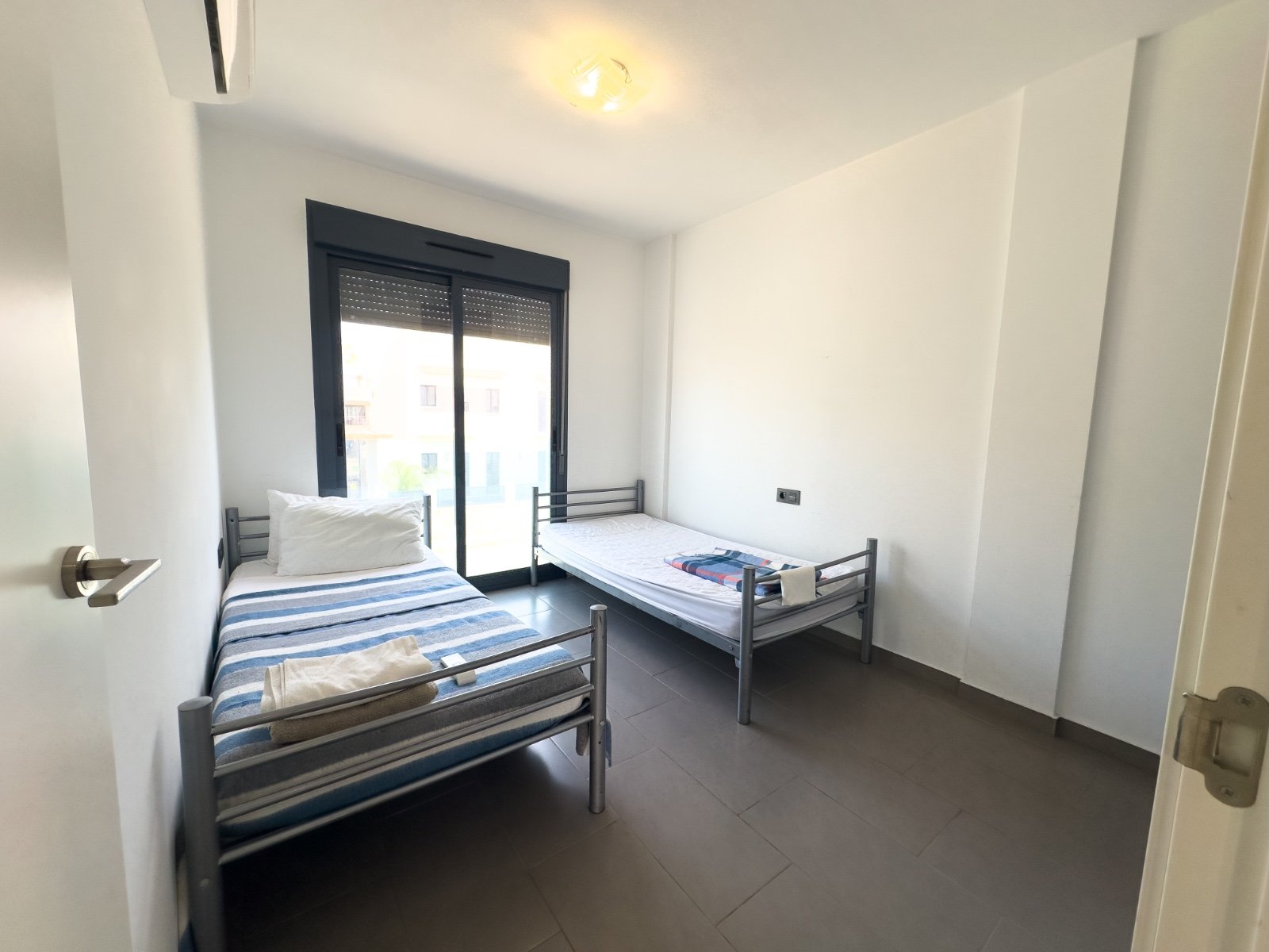 Dieser stilvolle Bungalow im Obergeschoss in der begehrten Wohnanlage Oasis Beach La Zenia bietet die perfekte Kombination aus Komfort, Lage und medi