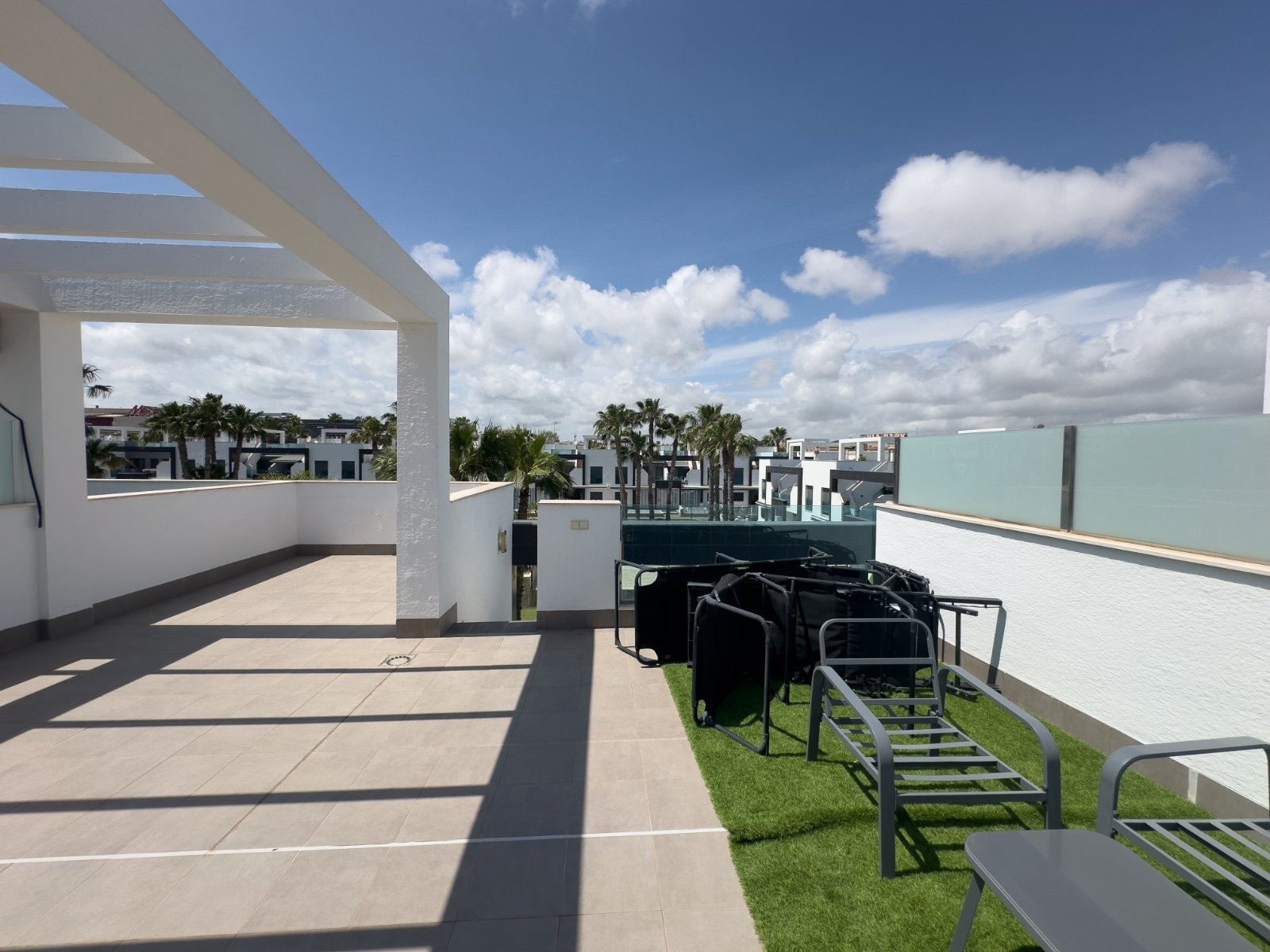 Dieser stilvolle Bungalow im Obergeschoss in der begehrten Wohnanlage Oasis Beach La Zenia bietet die perfekte Kombination aus Komfort, Lage und medi