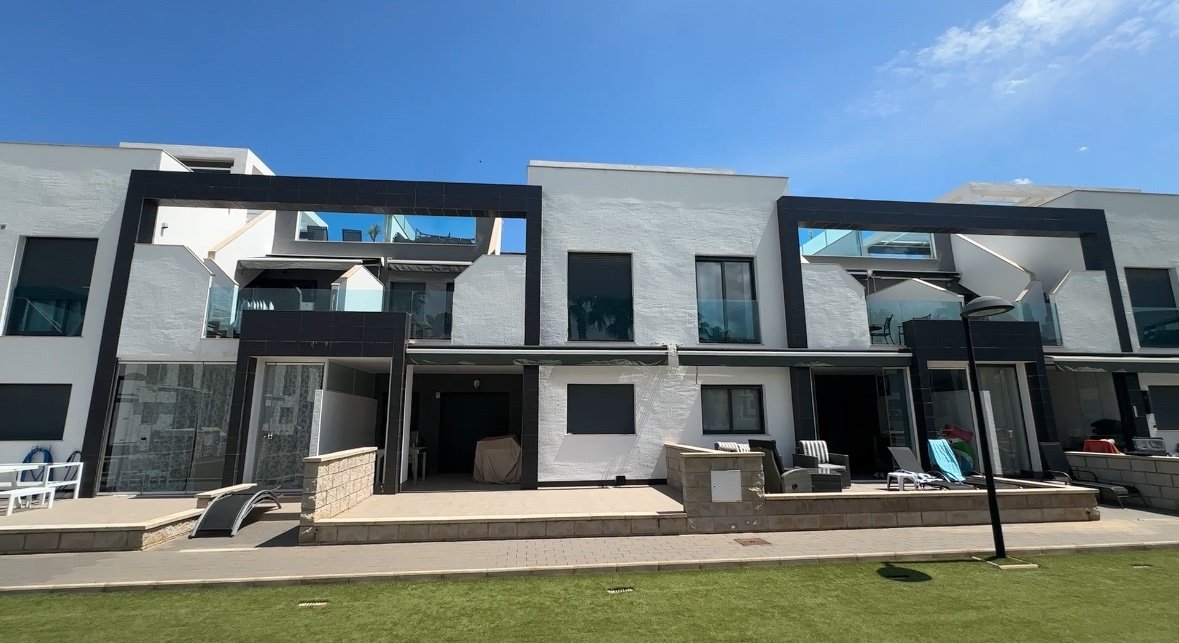Dieser stilvolle Bungalow im Obergeschoss in der begehrten Wohnanlage Oasis Beach La Zenia bietet die perfekte Kombination aus Komfort, Lage und medi