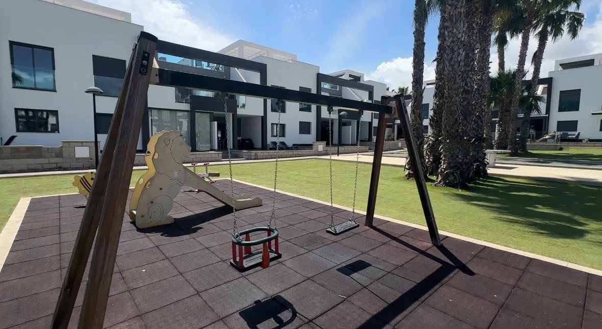 Dieser stilvolle Bungalow im Obergeschoss in der begehrten Wohnanlage Oasis Beach La Zenia bietet die perfekte Kombination aus Komfort, Lage und medi