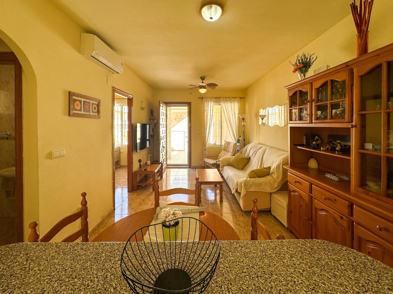 Suchen Sie das perfekte Ferienhaus oder eine attraktive Kapitalanlage? Dieser charmante Bungalow im Erdgeschoss in Playa Flamenca bietet alles, was S