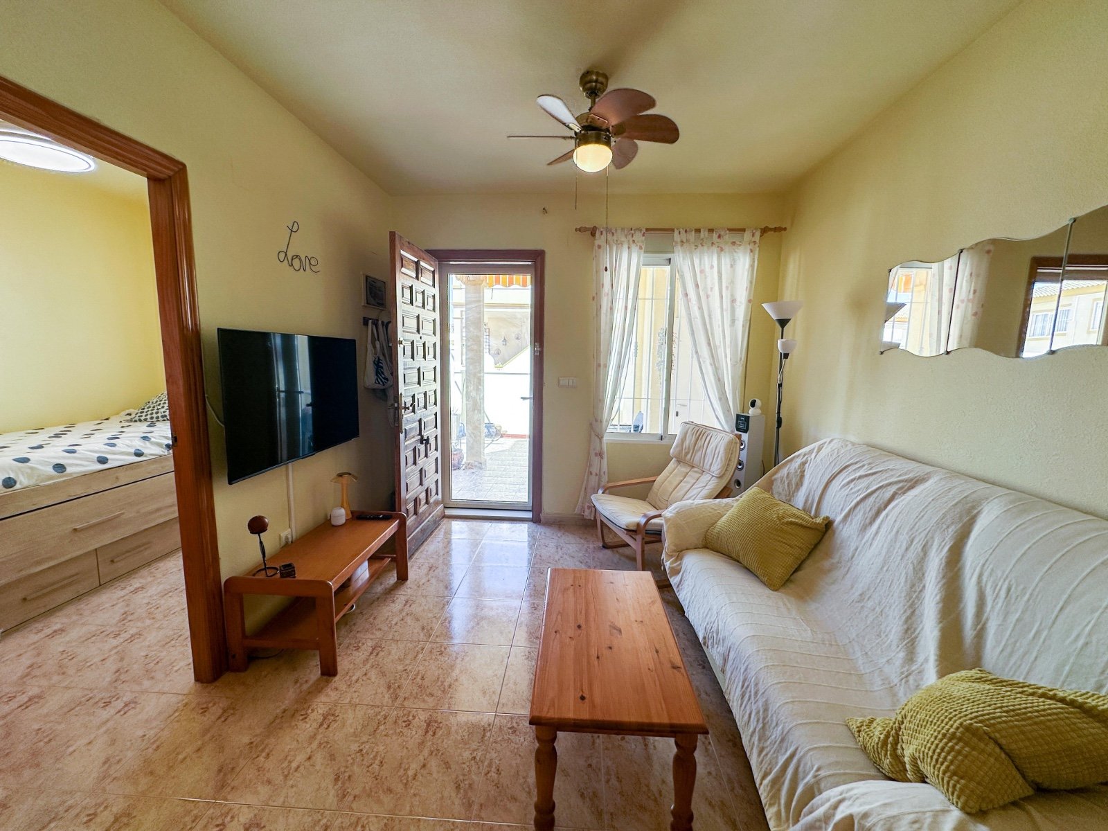Suchen Sie das perfekte Ferienhaus oder eine attraktive Kapitalanlage? Dieser charmante Bungalow im Erdgeschoss in Playa Flamenca bietet alles, was S