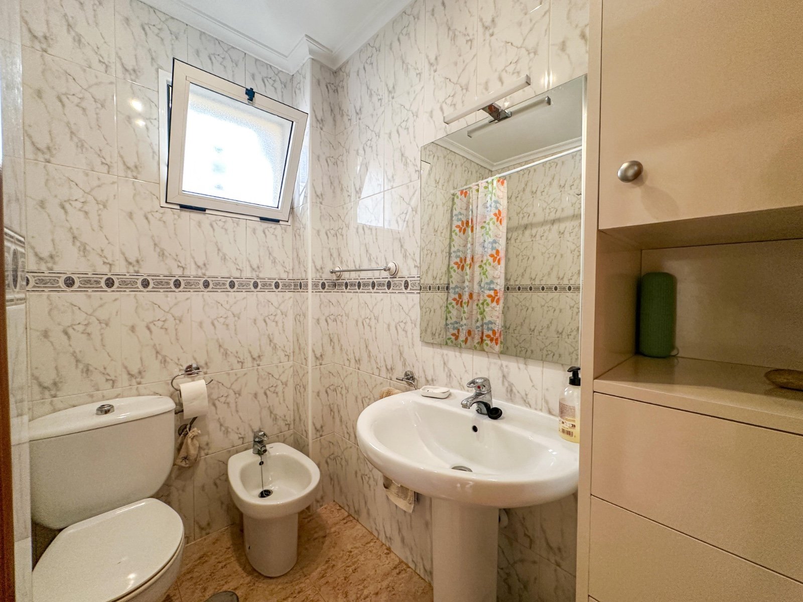 Suchen Sie das perfekte Ferienhaus oder eine attraktive Kapitalanlage? Dieser charmante Bungalow im Erdgeschoss in Playa Flamenca bietet alles, was S