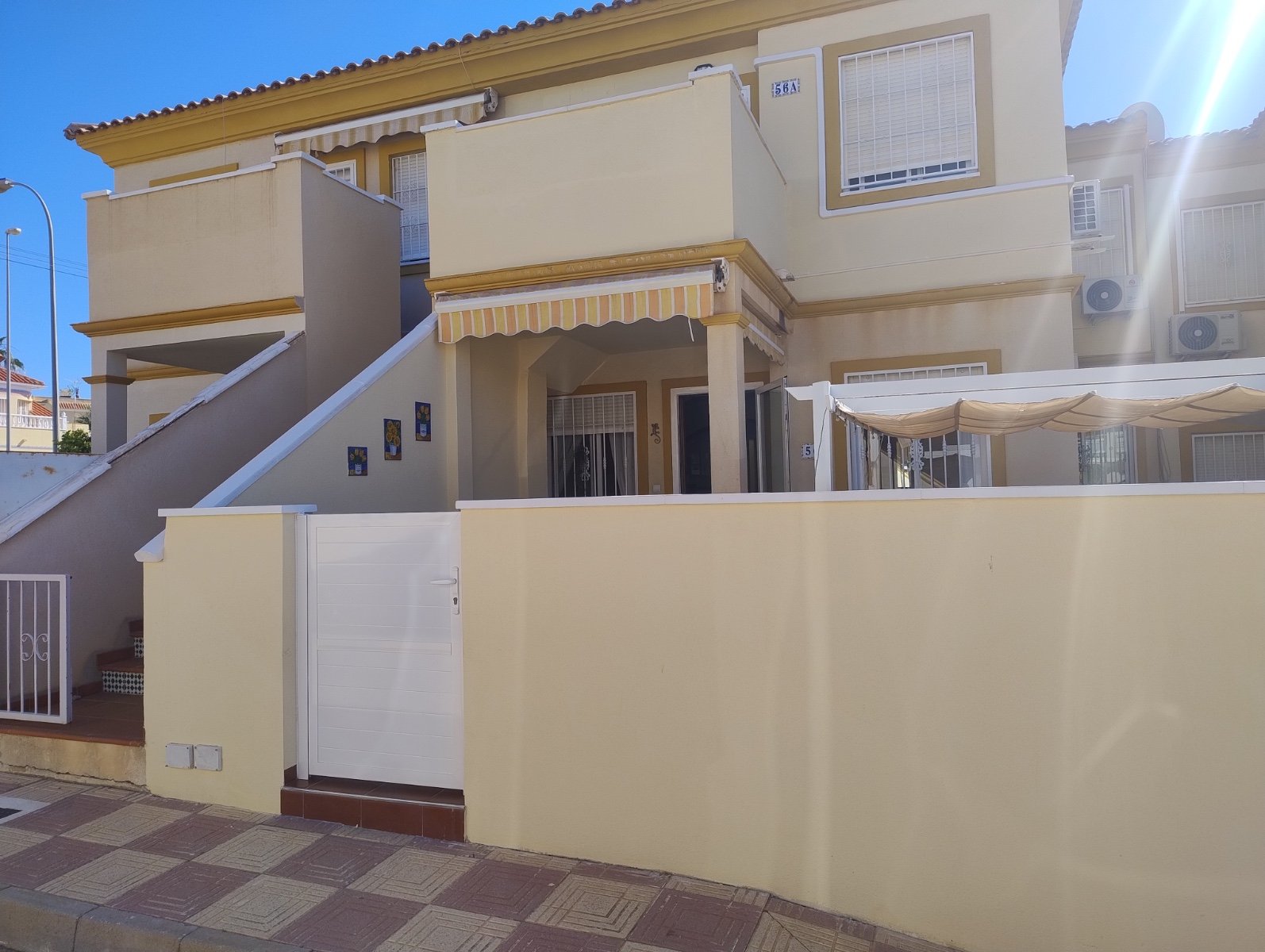 Suchen Sie das perfekte Ferienhaus oder eine attraktive Kapitalanlage? Dieser charmante Bungalow im Erdgeschoss in Playa Flamenca bietet alles, was S